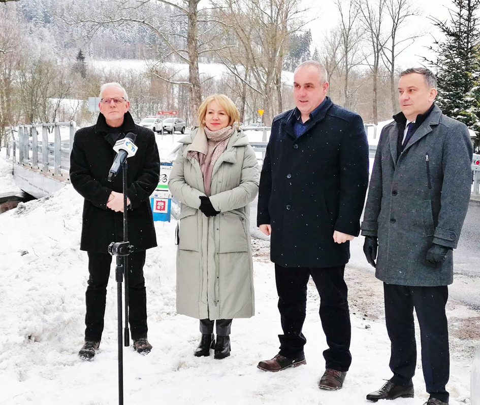W&oacute;jt Adrianna Mierzejewska dziękuje staroście Krzysztofowi Kwiatkowskiemu za zaproszenie na otwarcie obiektu