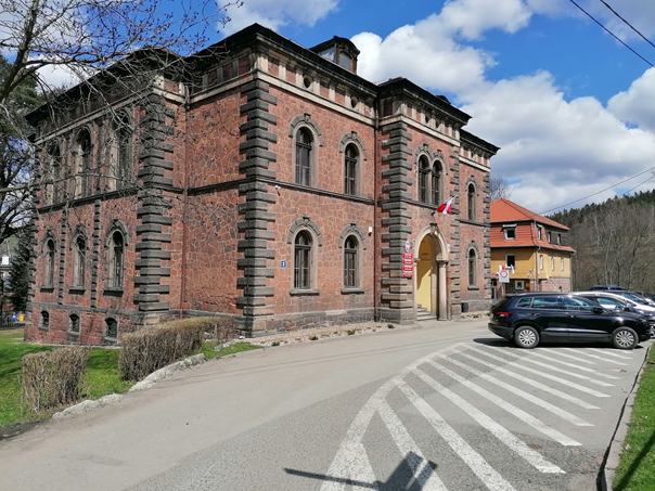 Miejsca parkingowe dla interesant&oacute;w przed urzędem