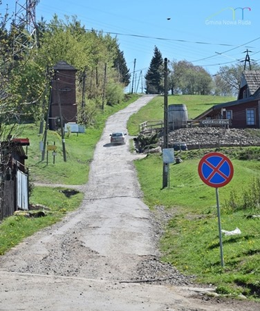 Droga w Sokolcu w kierunku Schroniska Orzeł Droga w Sokolcu w kierunku Schroniska Orzeł