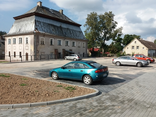 Parking i chodnik przy ośrodku zdrowia w Woliborzu