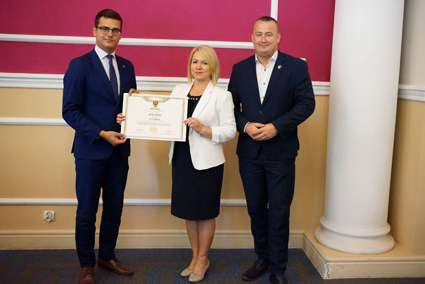 Wicemarszałek Grzegorz Macko, W&oacute;jt Gminy Nowa Ruda Adrianna Mierzejewska i Senator Aleksander Szwed