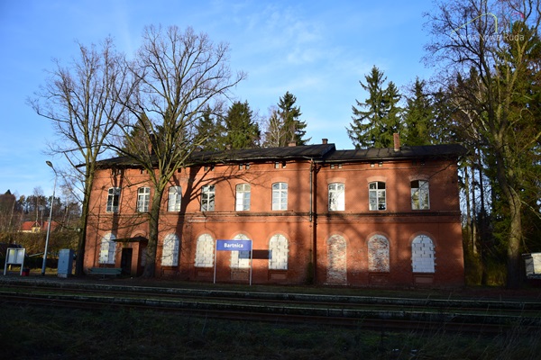 Budynek, w kt&oacute;rym mieścił się dworzec kolejowy i kości&oacute;ł w Bartnicy. Fot.B.Adamska