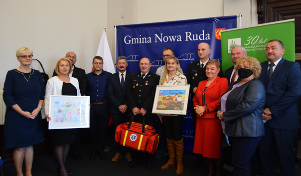 Przedstawiciele KRUS, DIR, urzędu gminy, rady gminy i ochotnicy z Bożkowa