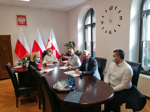 W&oacute;jt podpisuje umowę z wykonawcą