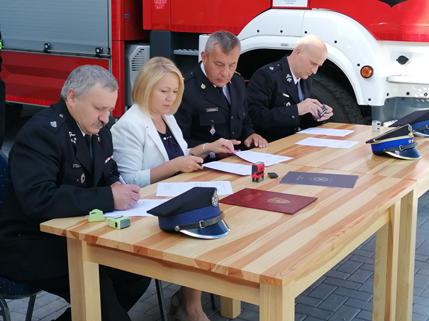 Porozumienie podpisują W&oacute;jt Gminy Nowa Ruda Adrianna Mierzejewska, Komendant Powiatowy PSP w Kłodzku bryg. Rafał Chorzewski, Prezes OSP Bożk&oacute;w dh Mariusz Węglarz oraz Naczelnik OSP Bożk&oacute;w dh Stefan Antosz.