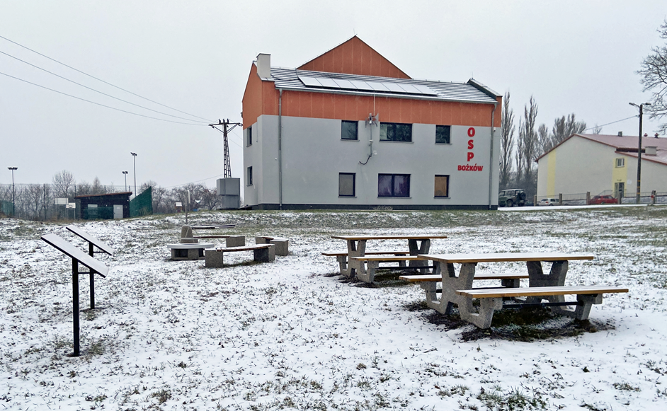 Infrastruktura na tle remizy Fot. Paweł Jakubiak