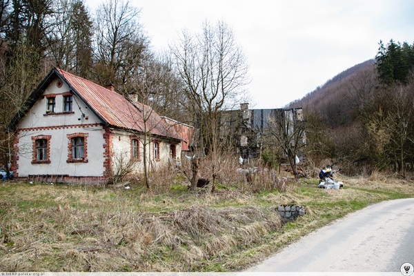 Murowany dom (lata 70. XIX w.) w zespole starego młyna zdjęcie 2004 r. (polska-org.pl)