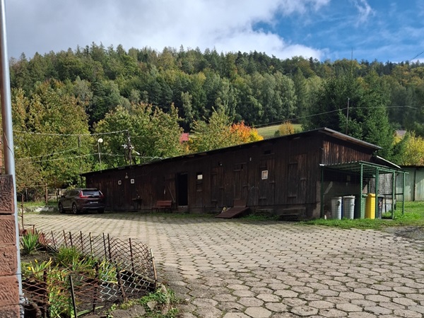 7. Drewniane kom&oacute;rki na zapleczu domu nr  213 ( autor E. Kawałkowa)