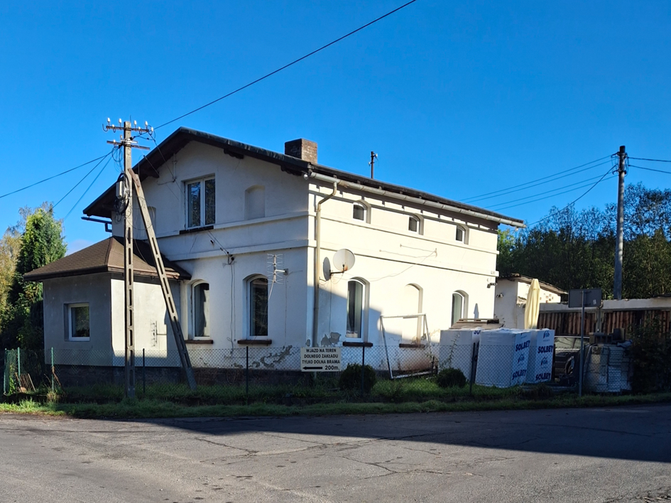7. Dom nr 190a, na parterze z prawej strony mieścił się sklep Anny Bartsch. Po wojnie początkowo bar piwny, p&oacute;źniej sklep spożywczy (autor E. Kawałkowa)