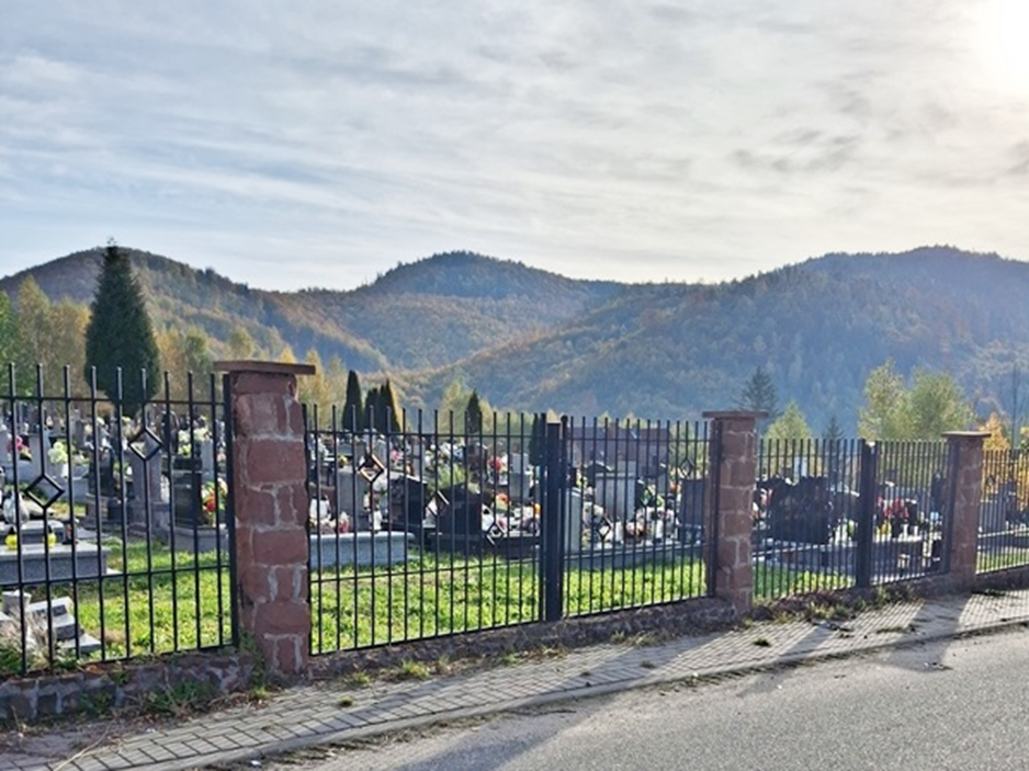 8. Cmentarz parafialny w Przyg&oacute;rzu (autor E. Kawałkowa)