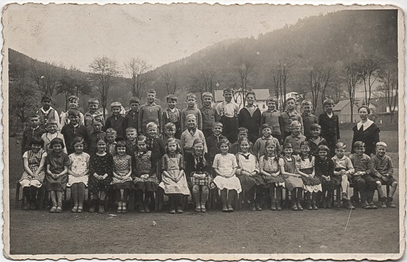 3. Archiwalne zdjęcie uczni&oacute;w Elementarnej Szkoły w K&ouml;pprich i nauczycielki Friedy Latuschke, 1936, 1938 (www.volpersdorf.de/K&ouml;pprich)
