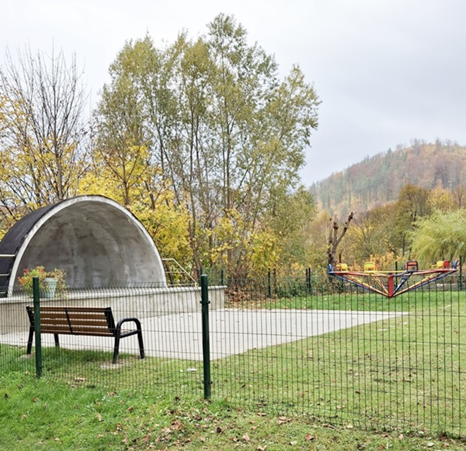 Muszla koncertowa i karuzela z dawnego ogr&oacute;dka jordanowskiego (autor E. Kawałkowa)