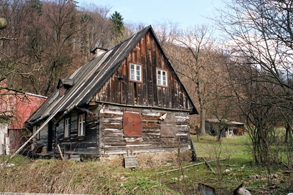 Drewniany dom z zespołu starego młyna-zdjęcie 2004 r. (polska-org.pl)