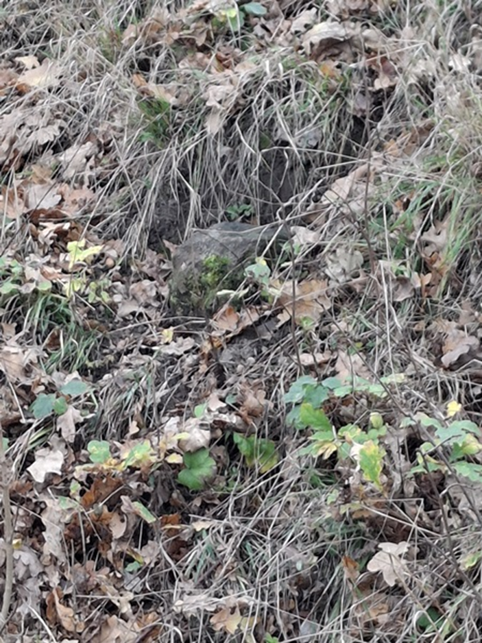 Kamienny granicznik na skarpie łącznika szybu 